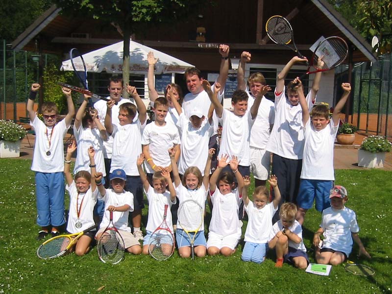 Grosses Gruppenfoto aller Kinder und Trainer beim Feriencamp der Kindertennisschule Goer in Koeln
