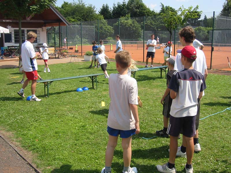Kinder beim Feriencamp-Training auf der Wiese neben dem Tennisplatz - Kindertennisschule Goer Koeln